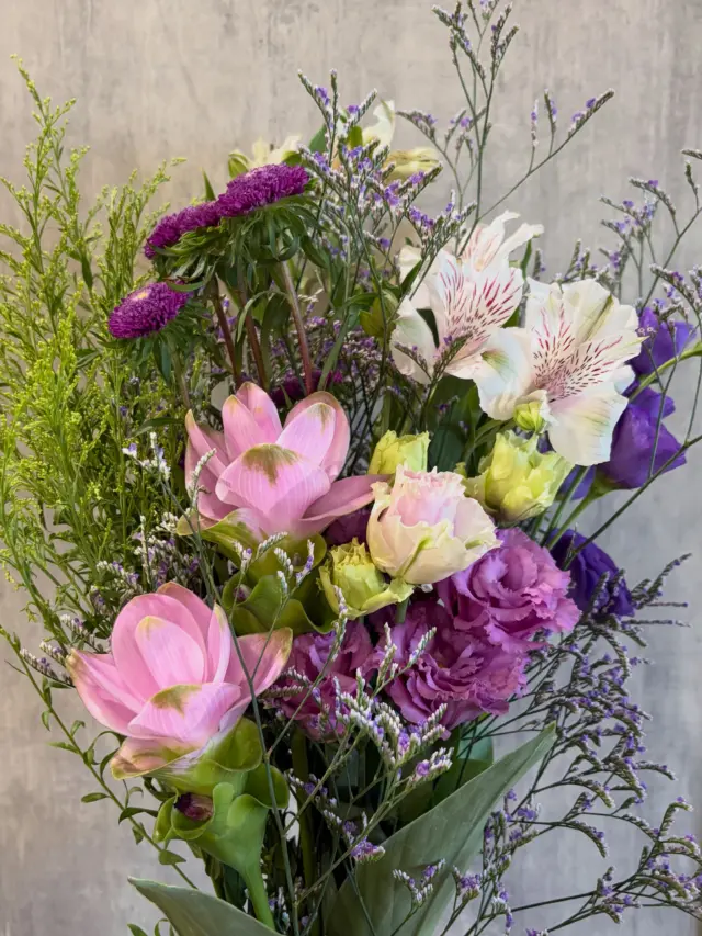 花と光と香りのマルシェ生花コーナーからです🌷➰
⁡
お盆は沢山のお買上げありがとうございましたっ！✨️
⁡
お盆明け初入荷！
⁡
新しいお花でご注文頂いていたお供え用の組花作成いたしました

#お供え花束

ご注文頂いた送別用のお花
ブルーの千日紅が爽やかなアレンジメント✨️
⁡
 #アレンジメント

その他にも新鮮切り花多数入荷しております
お供え、お祝い、その他アレンジメント花束ご予約承っております💐
⁡
 #花と光と香りのマルシェ
 #切り花のある暮らし
 #アレンジメント
 #花束
 #爽やか
⁡

※DMやコメントへの返信は控えさせていただきます。
詳しくはハイライトをご覧ください。

【営業時間変更のお知らせ】

1月21日（水）より、
営業時間が 9:00〜19:00 に変更となりました。

ご不便をおかけする場合もございますが、何卒ご理解のほど
よろしくお願いいたします。